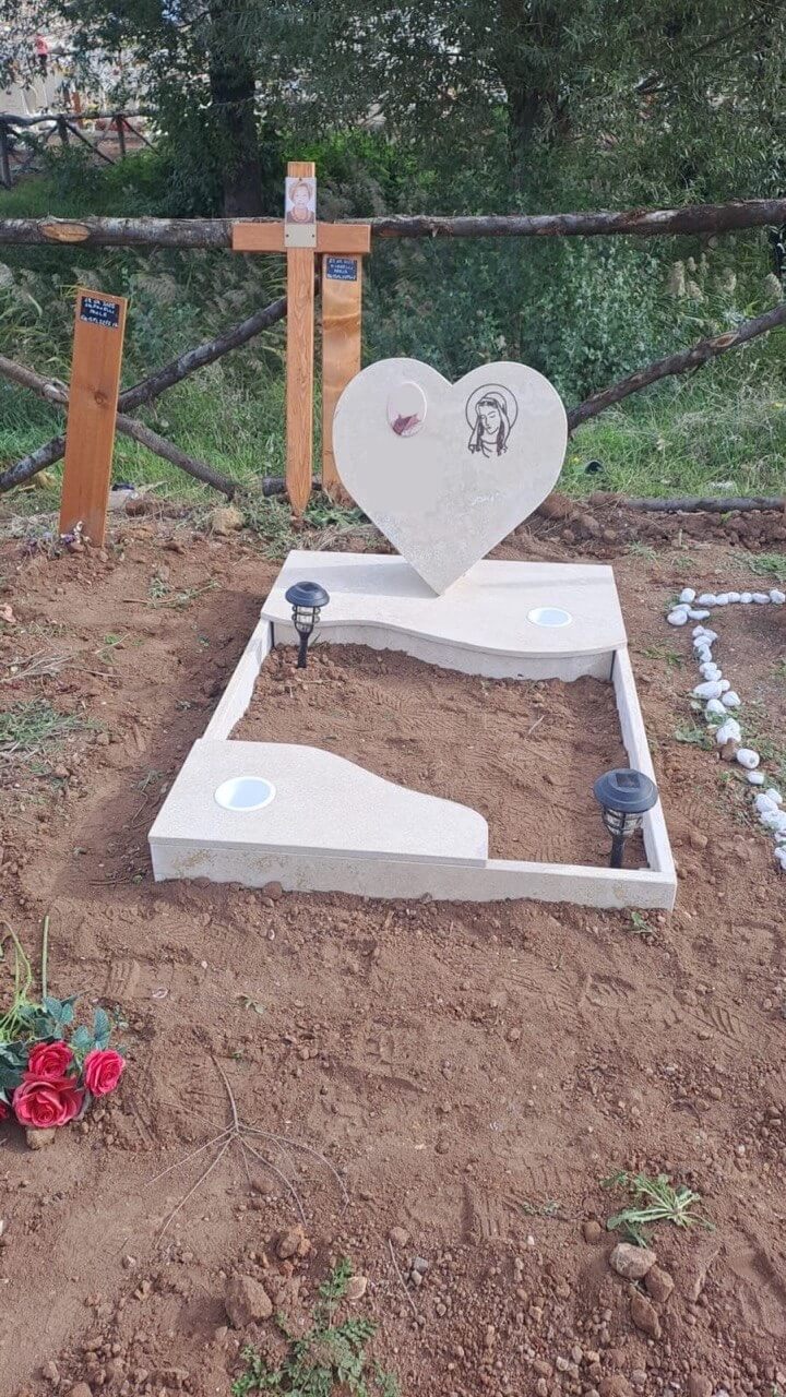 Monumentino a cuore di travertino